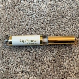 Lip sense Oops remover